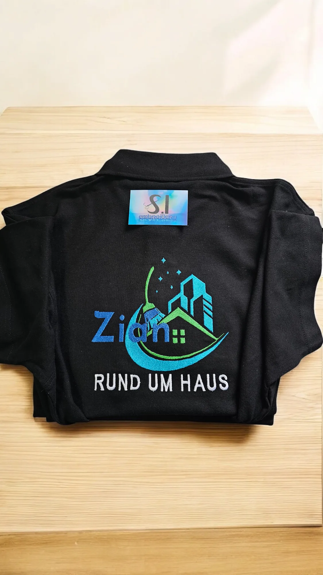 Mehrfarbige Logostickerei auf Firmenhemden